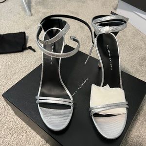 Comfy designed Silver shoe